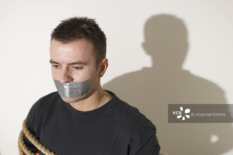 男人被捆绑并堵住嘴图片素材