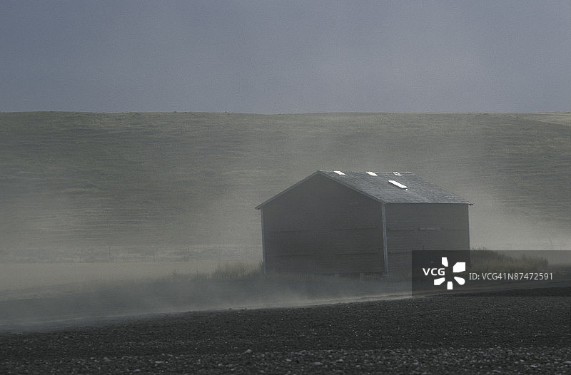 乡间小屋的尘土飞扬景象图片素材