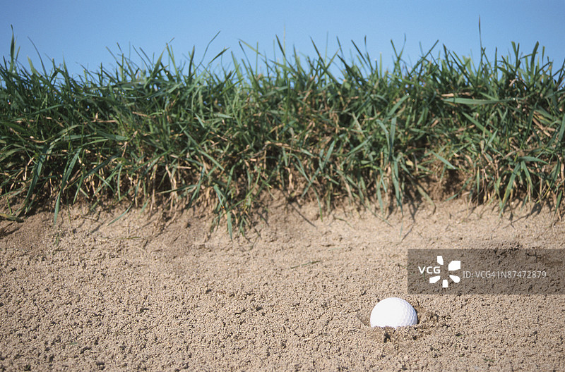 沙坑中的高尔夫球图片素材