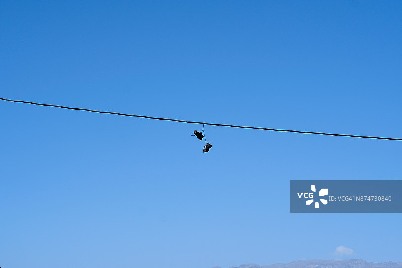 悬挂在电缆上的运动鞋图片素材