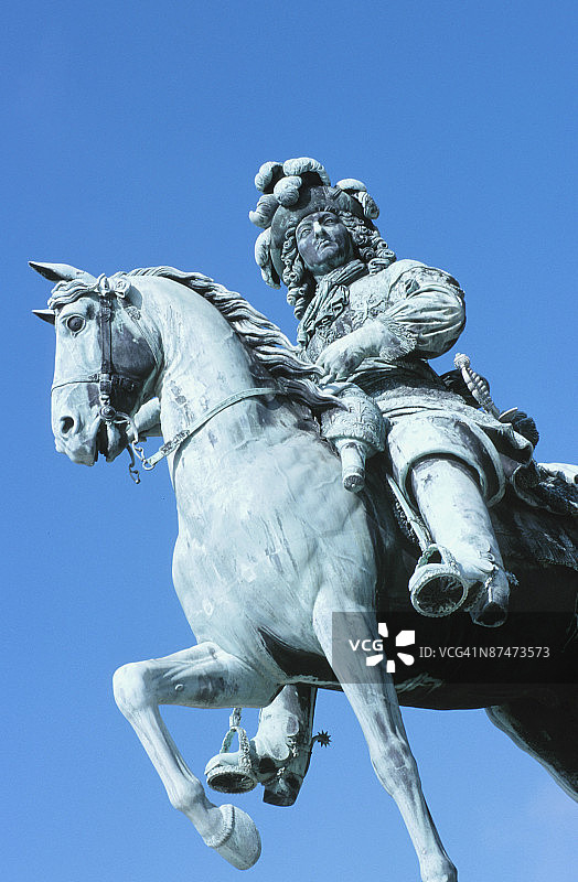 路易十四国王骑马雕像图片素材