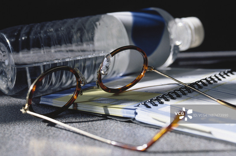 眼镜、水瓶和日记本图片素材