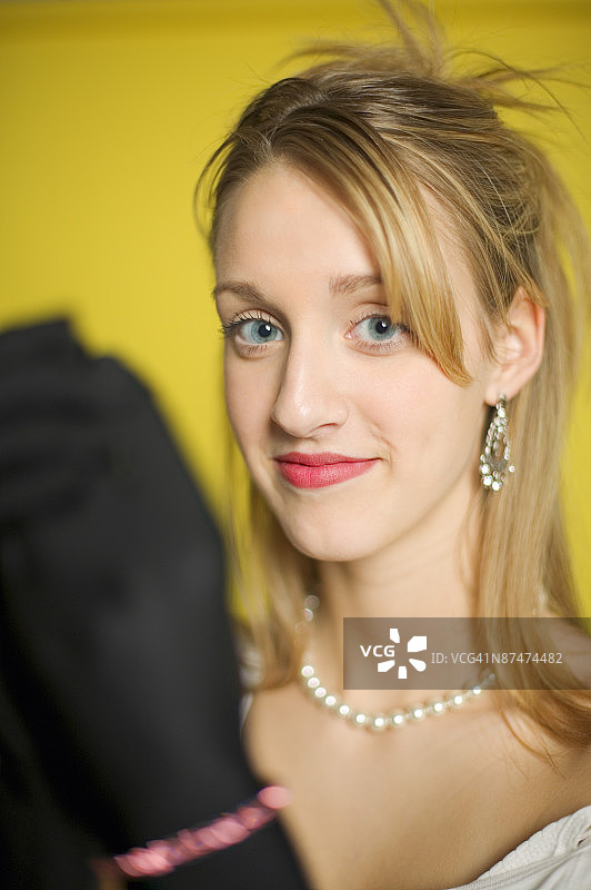 女人坐在床边穿拖鞋图片素材