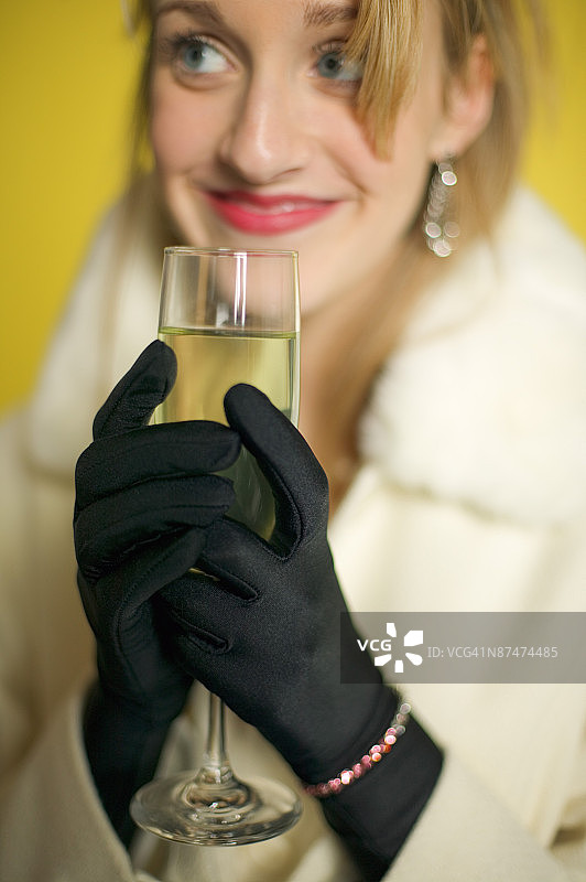 手持香槟酒杯的优雅女子图片素材