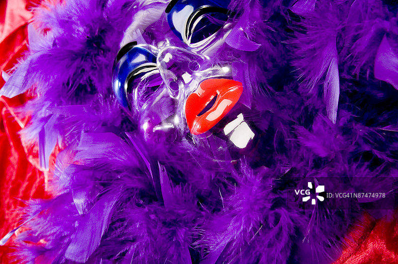 面具和羽毛围巾图片素材