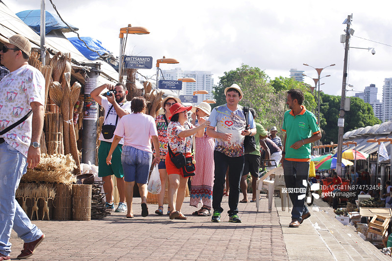 游客在巴西贝伦著名市场游玩图片素材