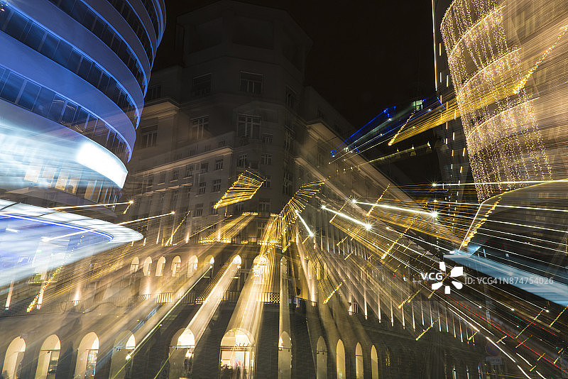 卢布尔雅那主街上的飞行灯光图片素材