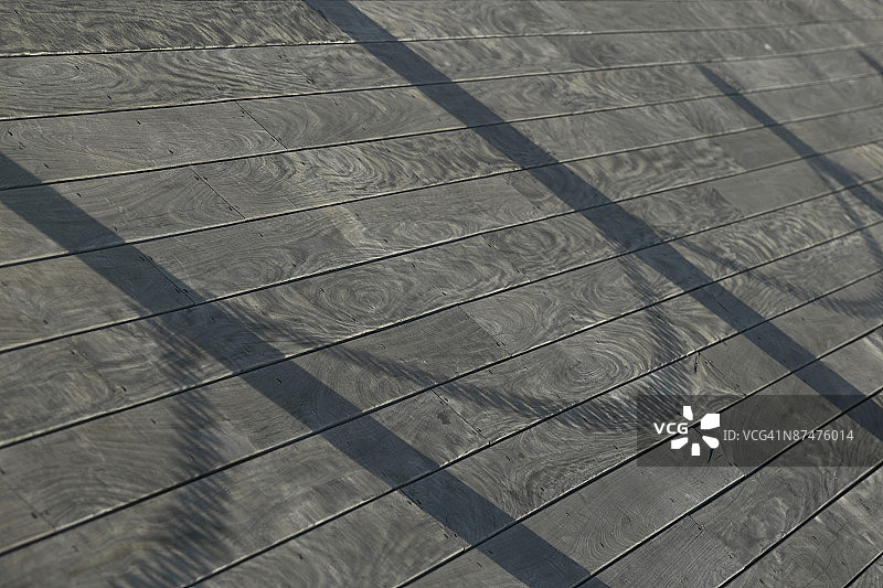 木制走道上的阴影图片素材