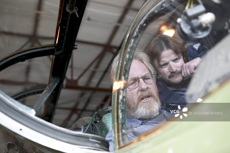 工程师在驾驶舱内工作图片素材