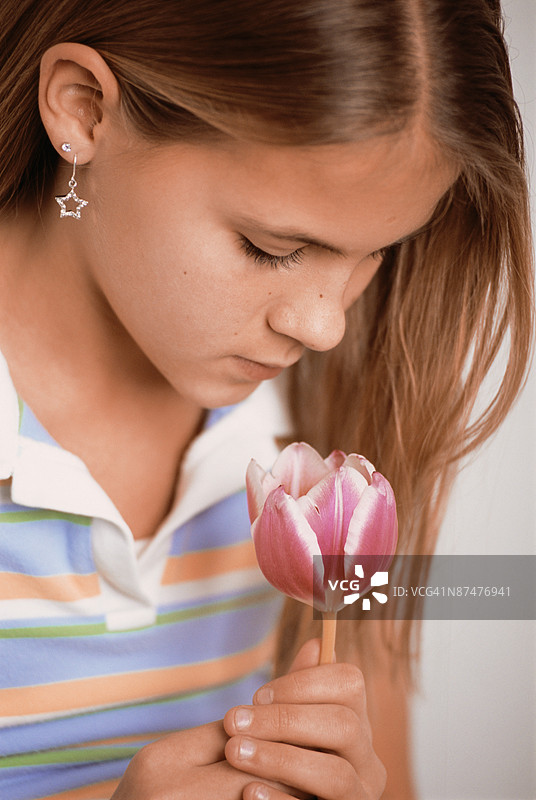 女孩凝视着郁金香花图片素材