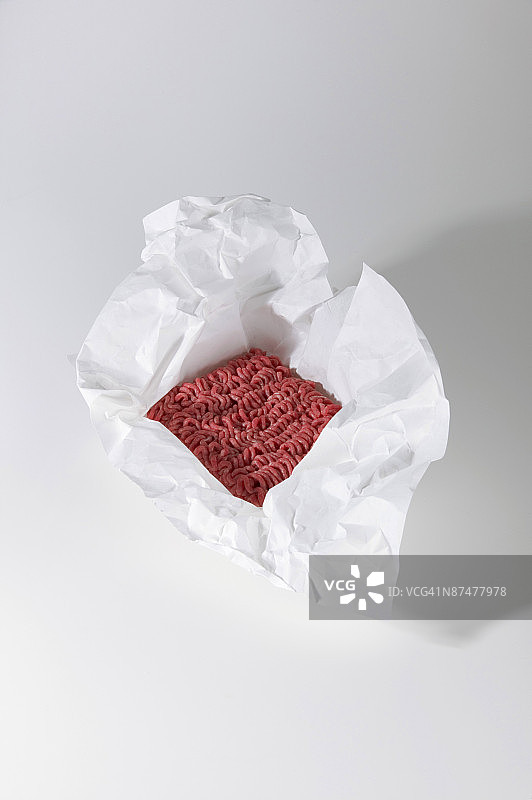屠夫包装纸中的未煮熟的牛肉馅图片素材