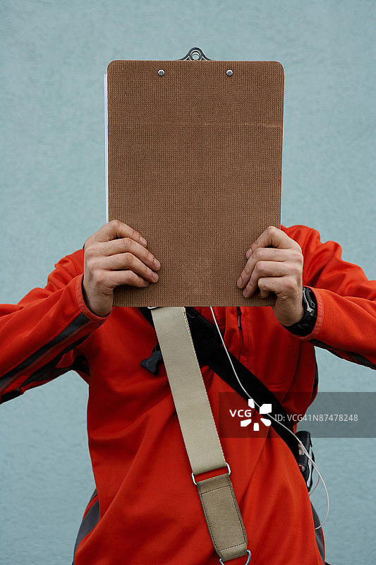 躲在剪贴板后面的信使图片素材