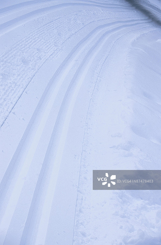 雪地摩托在雪地上的轨迹图片素材