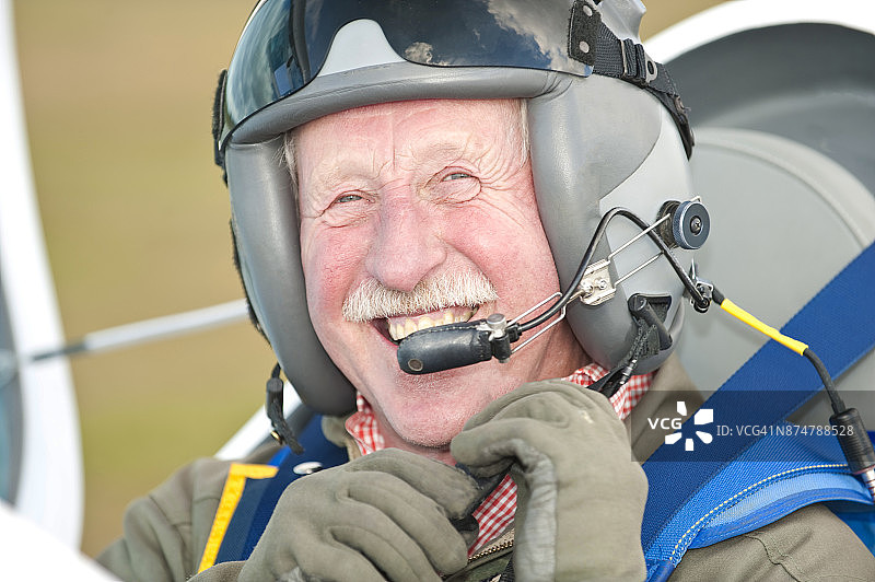 准备起飞的微笑资深飞行员图片素材