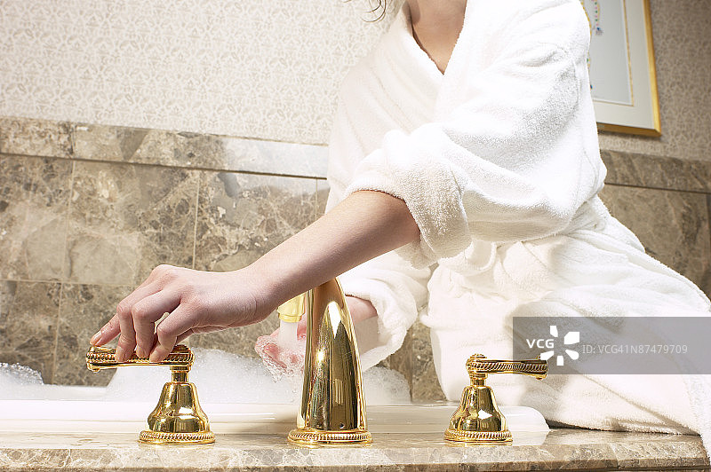 女人画泡泡浴图片素材