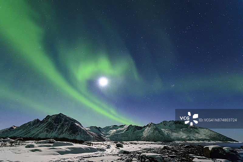 北极光挪威北部夜空中的北极光图片素材