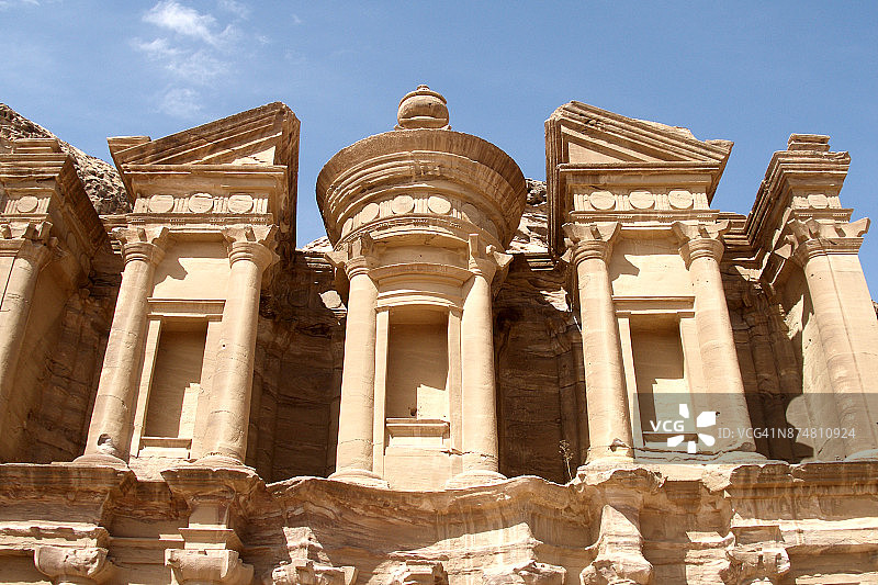 代尔修道院，从岩石中雕刻出来，佩特拉古城图片素材