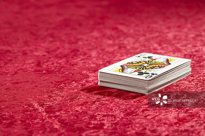 牌堆顶部的梅花皇后图片素材