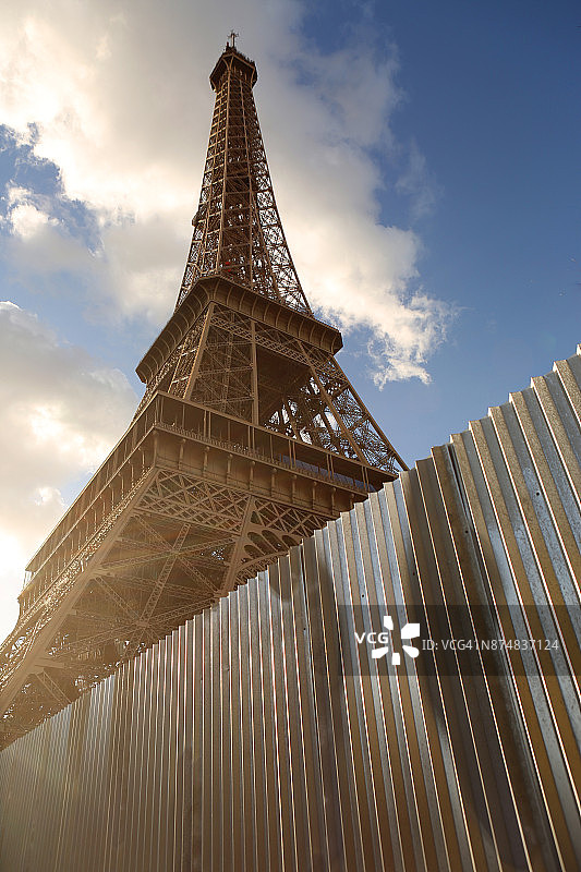 巴黎埃菲尔铁塔安全围墙图片素材