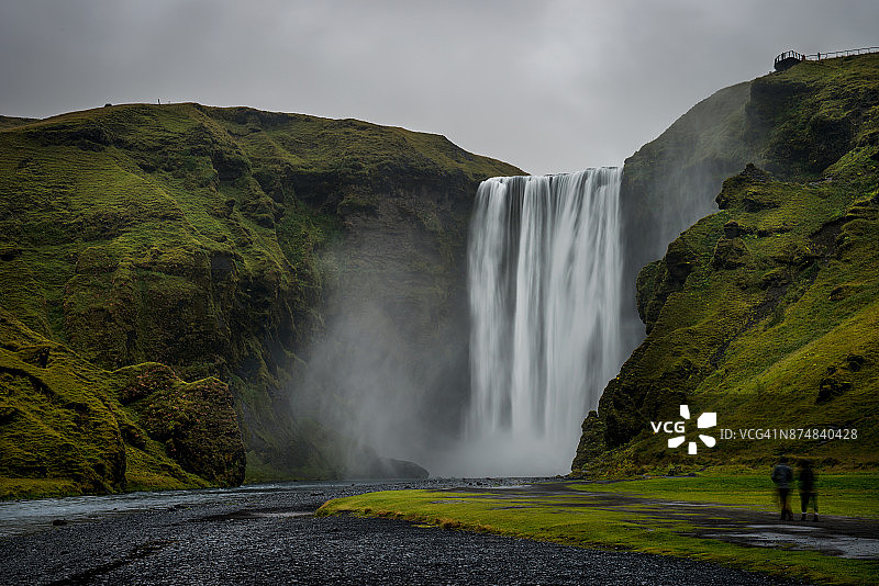 阴雨天的冰岛南部斯科加瀑布图片素材