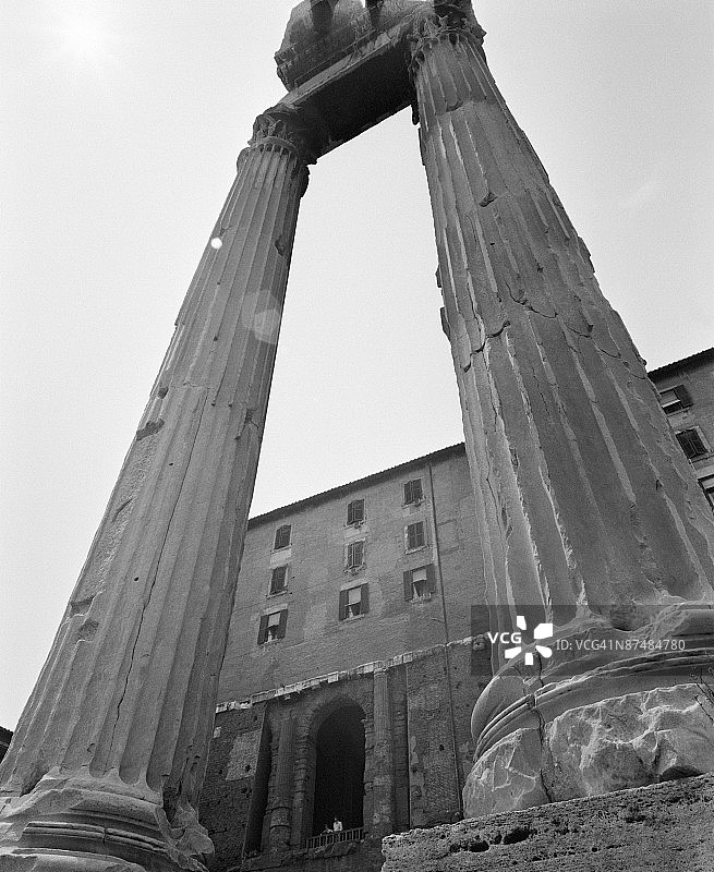 现代建筑附近的古希腊罗马柱图片素材