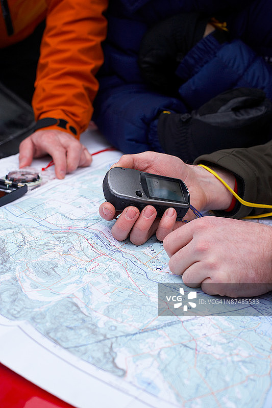 使用地图和定向设备的群众图片素材