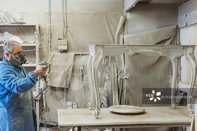 用喷漆涂桌子图片素材