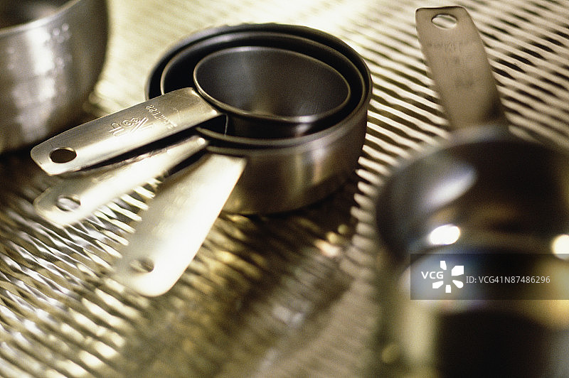 金属格栅上的量杯图片素材