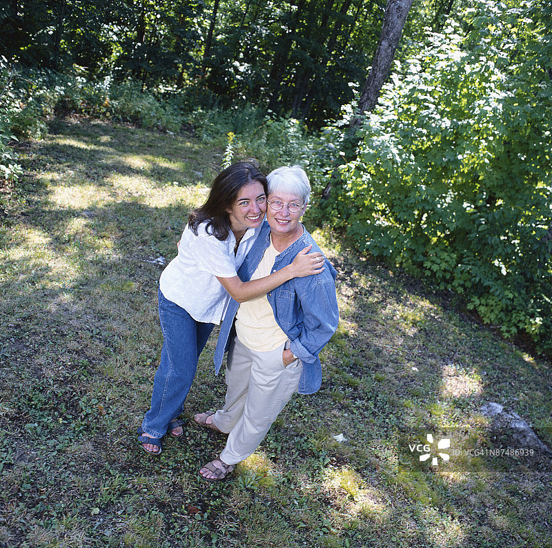 母亲和成年的女儿在树林里图片素材