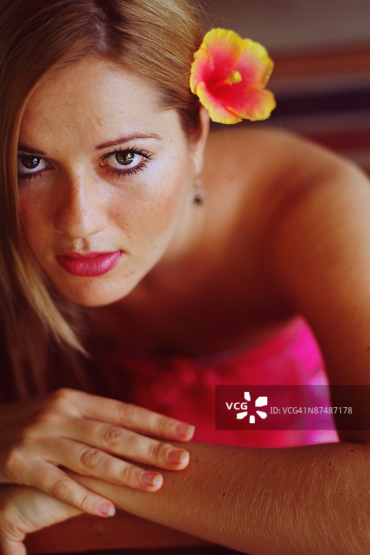 沉思的女性肖像图片素材