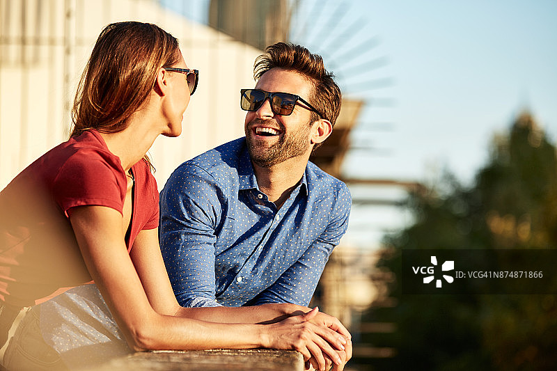 她的幽默感是一种加分图片素材