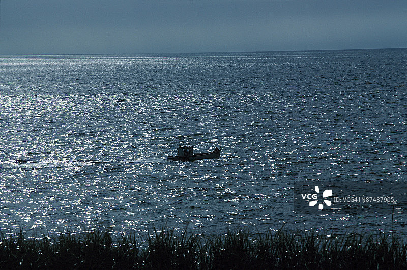 加拿大魁北克省马格德伦群岛沿岸的小渔船图片素材