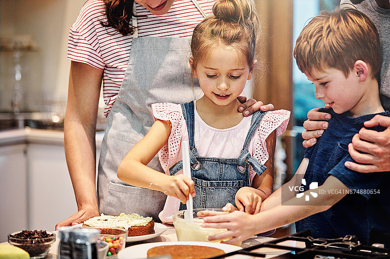 与家人烘焙，增进感情图片素材