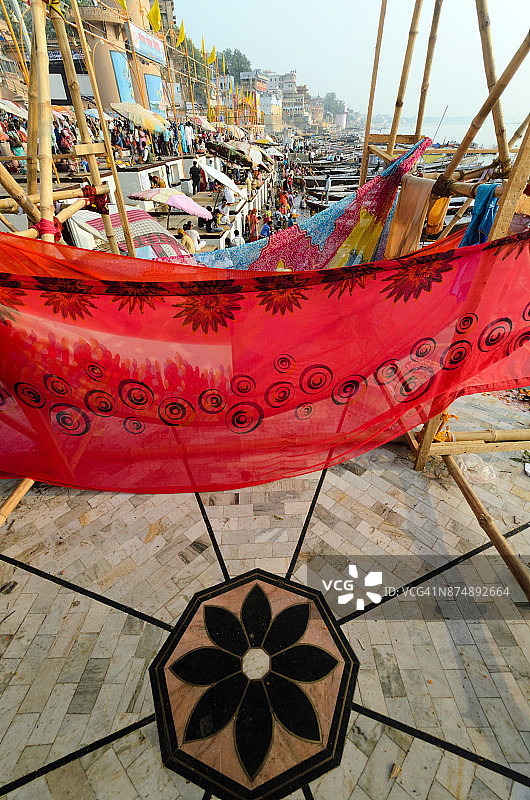 瓦拉纳西恒河河坛上晾晒的纱丽图片素材