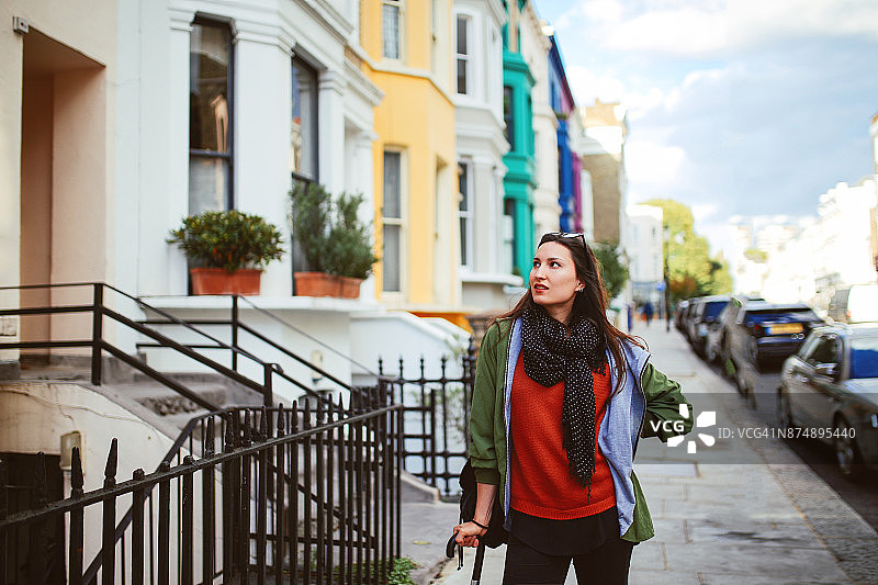 年轻女子在伦敦诺丁山中心散步图片素材