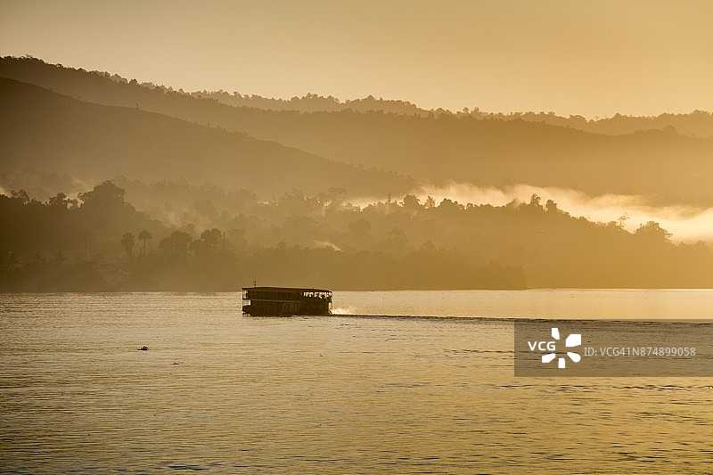 伊洛瓦底江日出时分的Kindat Pandaw游轮轮廓，缅甸克钦邦图片素材
