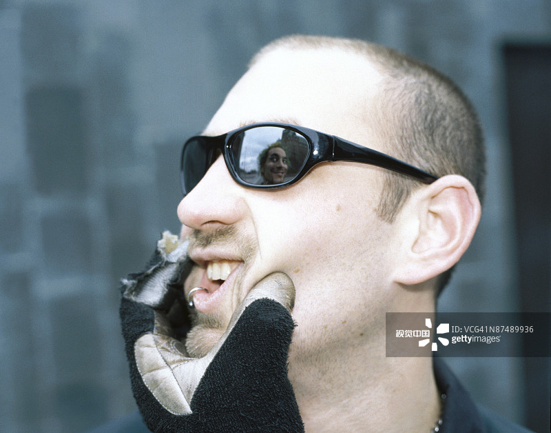 手强迫男人微笑图片素材