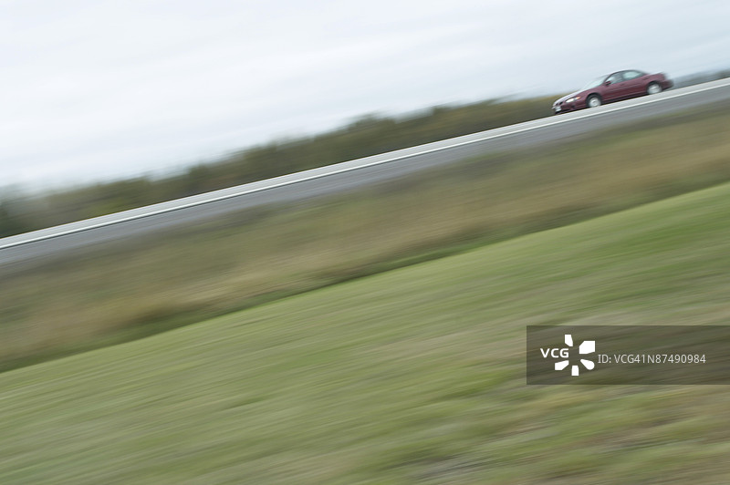 汽车在高速公路上行驶图片素材