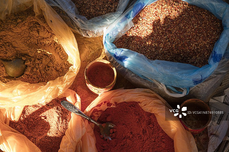 缅甸克钦邦八莫市场出售的香料图片素材