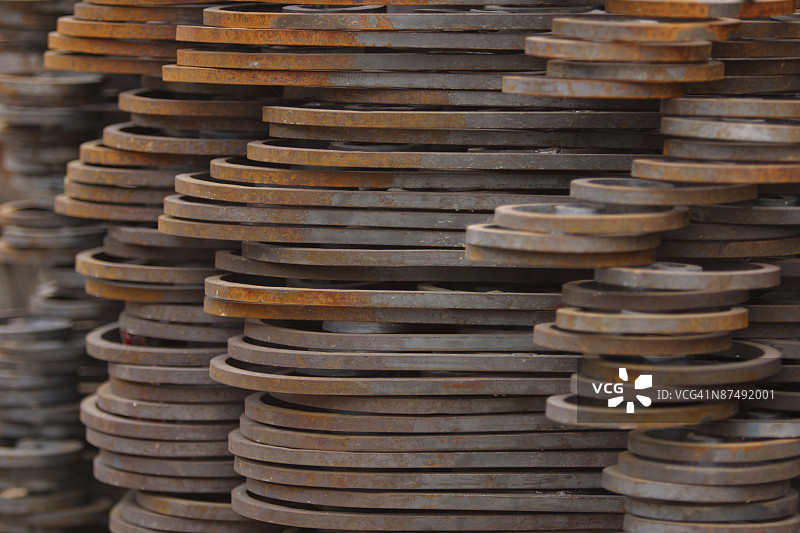 堆叠的生锈锻铁金属制品图片素材
