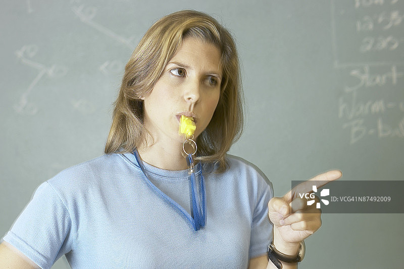 健身老师吹口哨图片素材