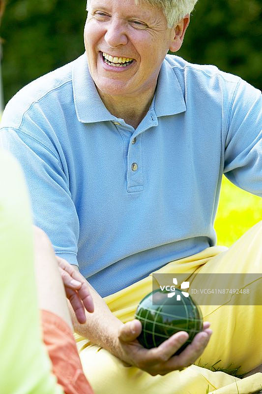 拿着地滚球的男人图片素材