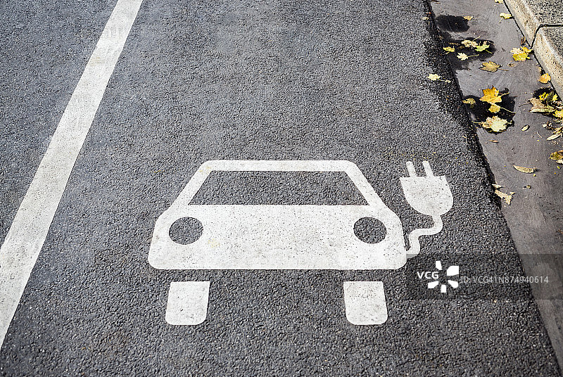 电动汽车充电站-路面上的白色象形图图片素材
