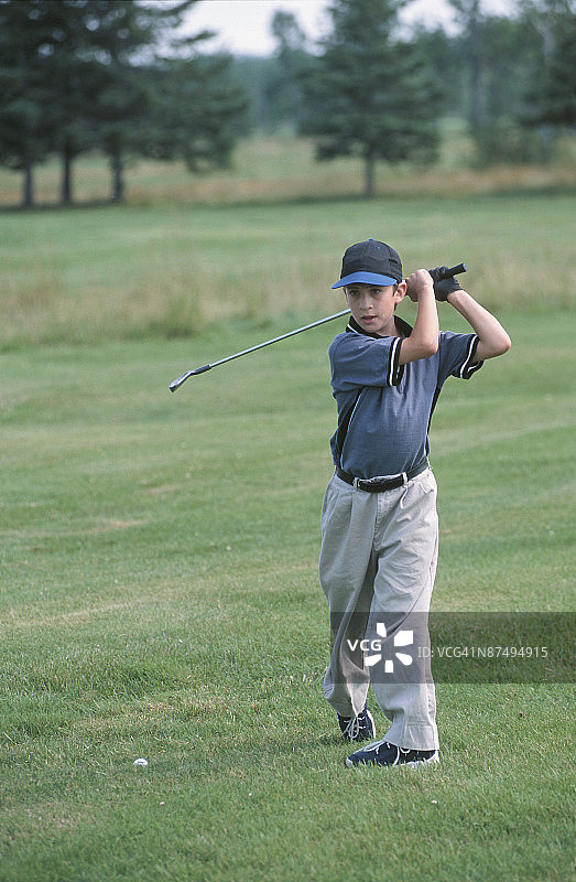 男孩打高尔夫图片素材