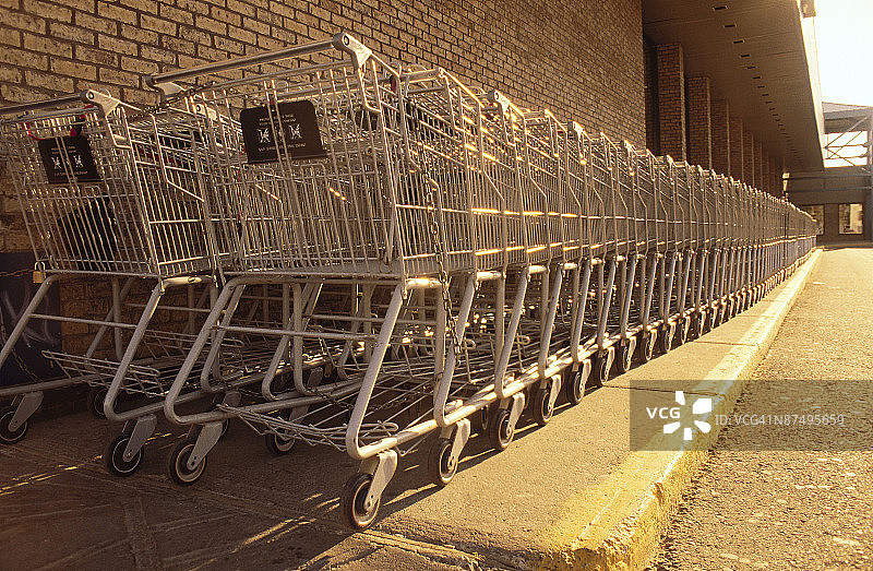 建筑物旁的购物车图片素材