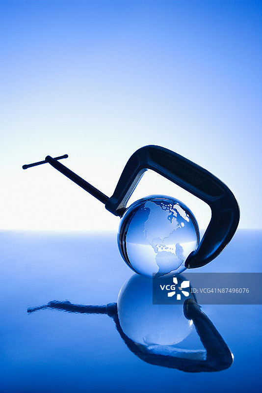 C形夹中的玻璃球图片素材