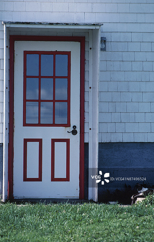 通往马格达伦群岛乡村建筑的门图片素材