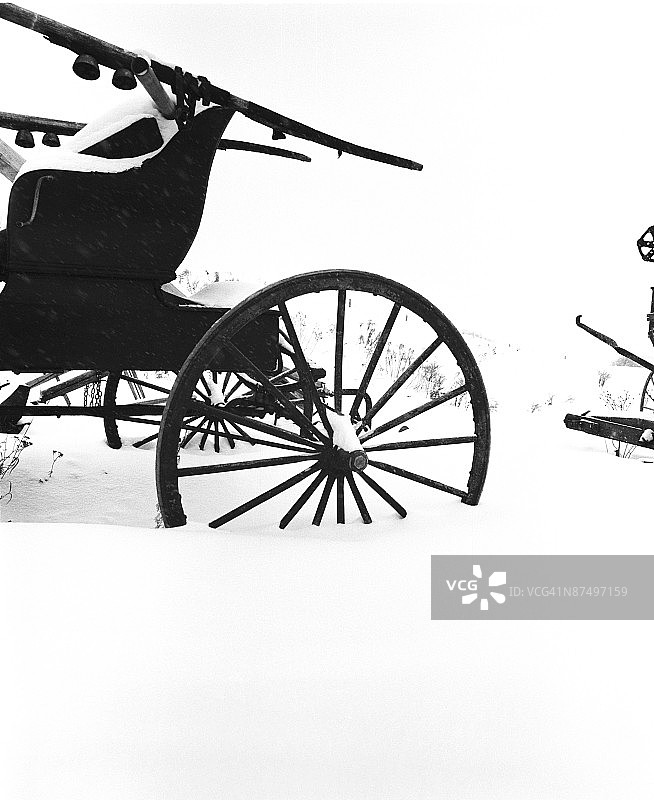 白雪覆盖的复古马车图片素材