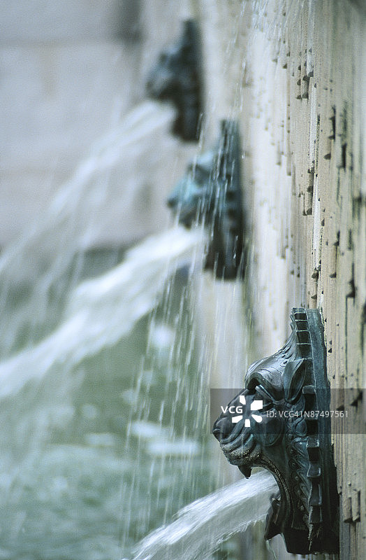 带有狮子喷口的喷泉图片素材