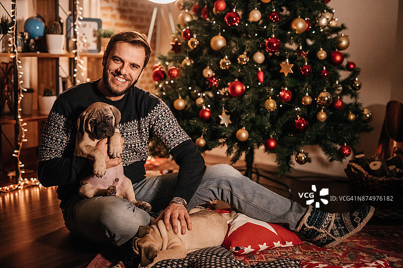 爸爸等待孩子们看圣诞礼物图片素材